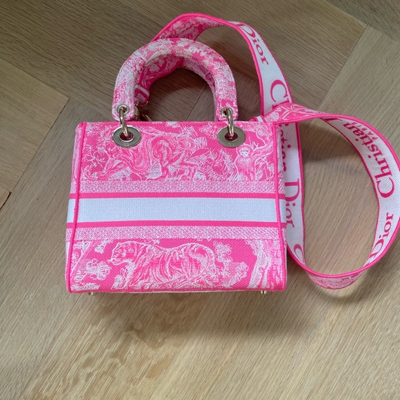 MEDIUM LADY D-LITE BAG
Pink Toile de Jouy Reverse Embroidery - Picture 2 of 14